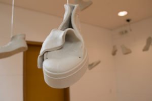 Zapatos en porcelana, Instalación de arte