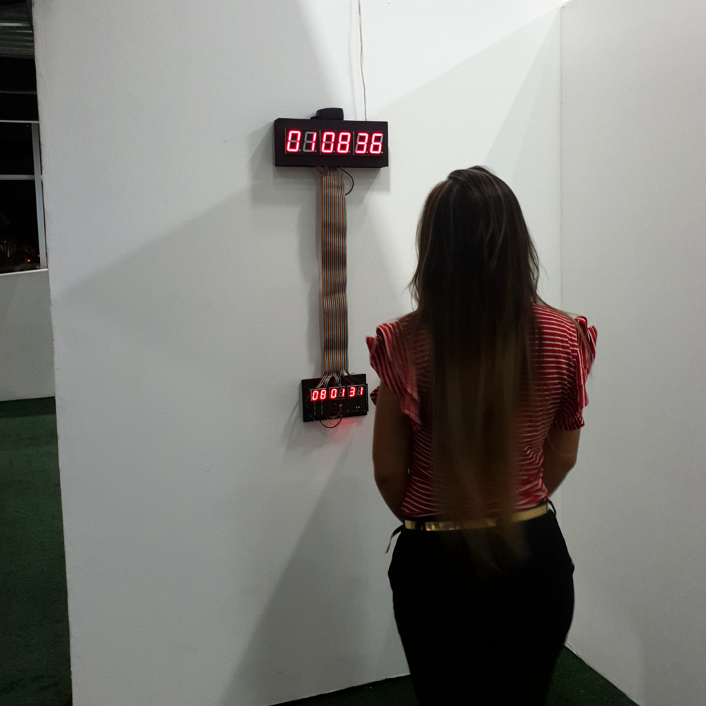 Reloj digital, instalación interactiva.